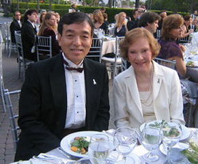 写真左：会長の栃久保寿治 写真右：カーター元米国大統領夫人